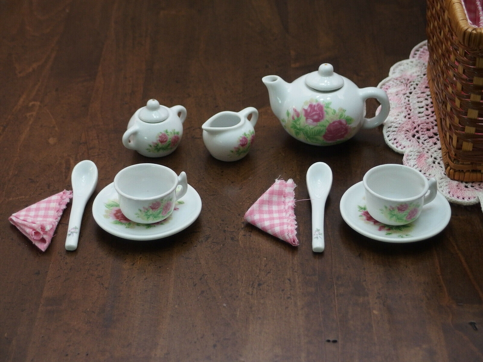 Beautiful Vtg -pink Lining- Rattan Picnic Basket Toy W/porcelain Tea Set, Preown