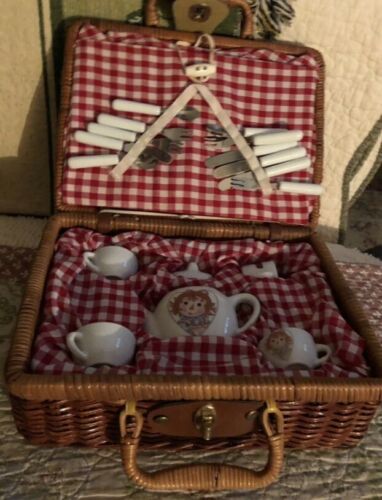 2000 Schylling Raggedy Ann Picnic Miniature Porcelain Tea Set W/ Wicker Basket
